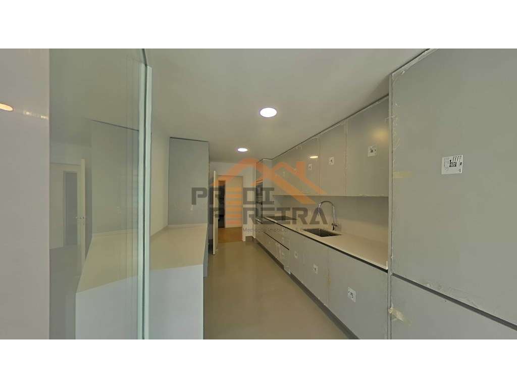 T2 com varanda de 14 m2, sala de 36m2, dois parqueamentos e arrecad... - Grande imagem: 4/22