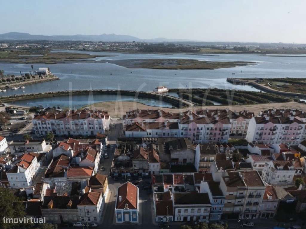 Prédio para Remodelação Total em Zona Central do Montijo-26