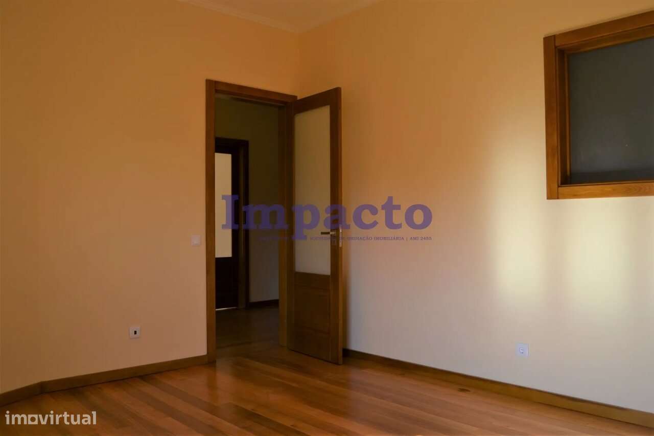 Quinta com moradia T6 em Fajões, Oliveira de Azeméis - Grande imagem: 4/11