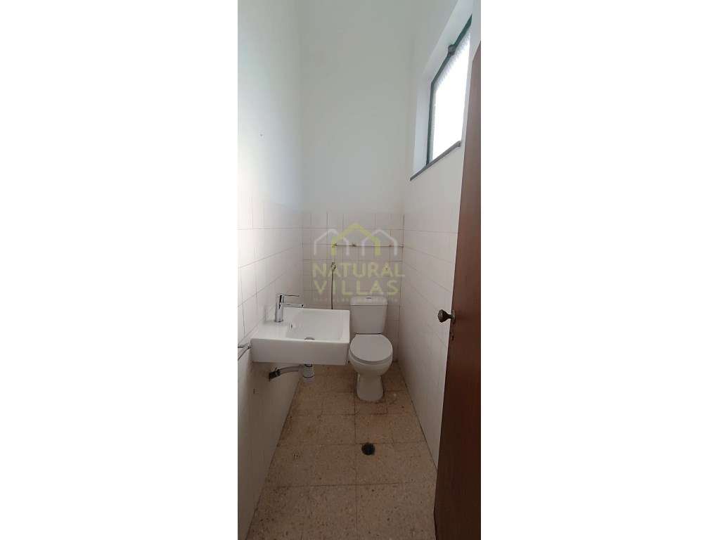 Armazém nas proximidades do Aeroporto de Faro, Montenegro - Grande imagem: 2/2