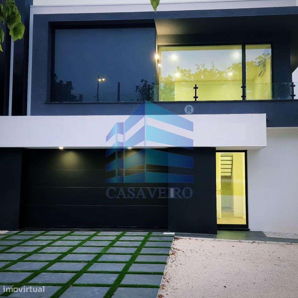 Moradia T4 Geminada em Santa Joana-14