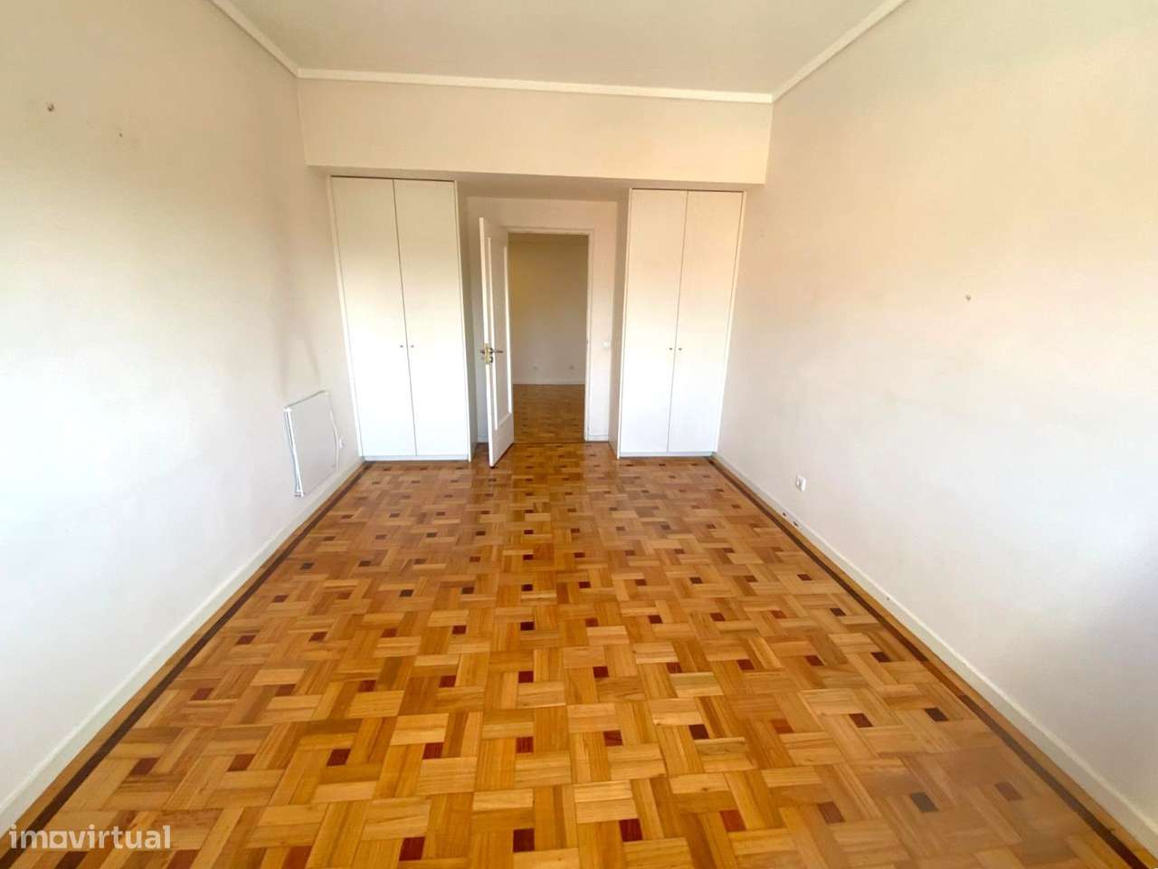 Apartamento T4 c/ varanda renovado à Av. da Boavista-32