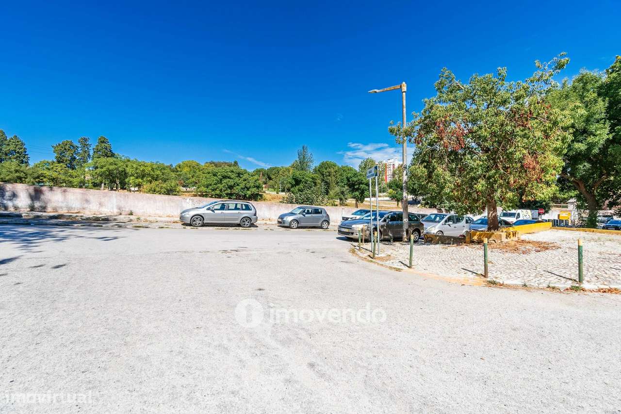 Apartamento T2, com áreas amplas e varanda, na Póvoa de Santa Iria-41