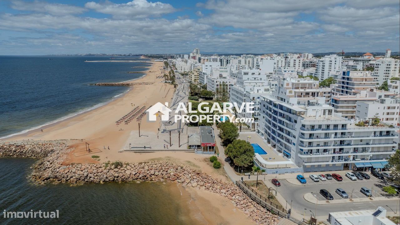 Apartamento T2 na primeira linha de praia em Quarteira, Algarve