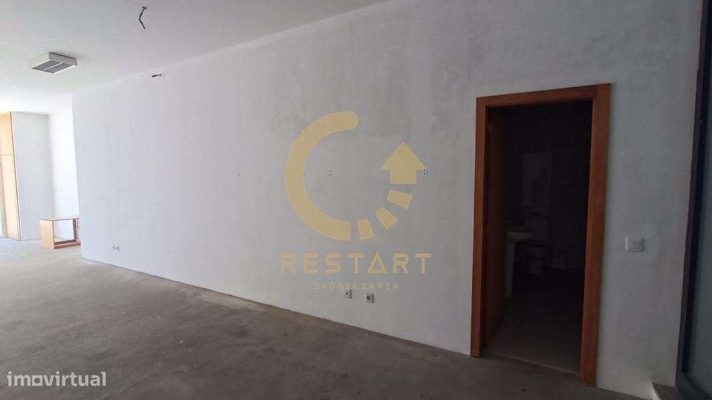 Loja com projeto para apartamento, localizado em Campanhã - Grande imagem: 3/25