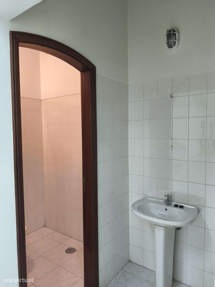 Loja no Casal do Cotão, Bem Conservada, Saída de fumos, 2 WCs, Montra. - Grande imagem: 4/16