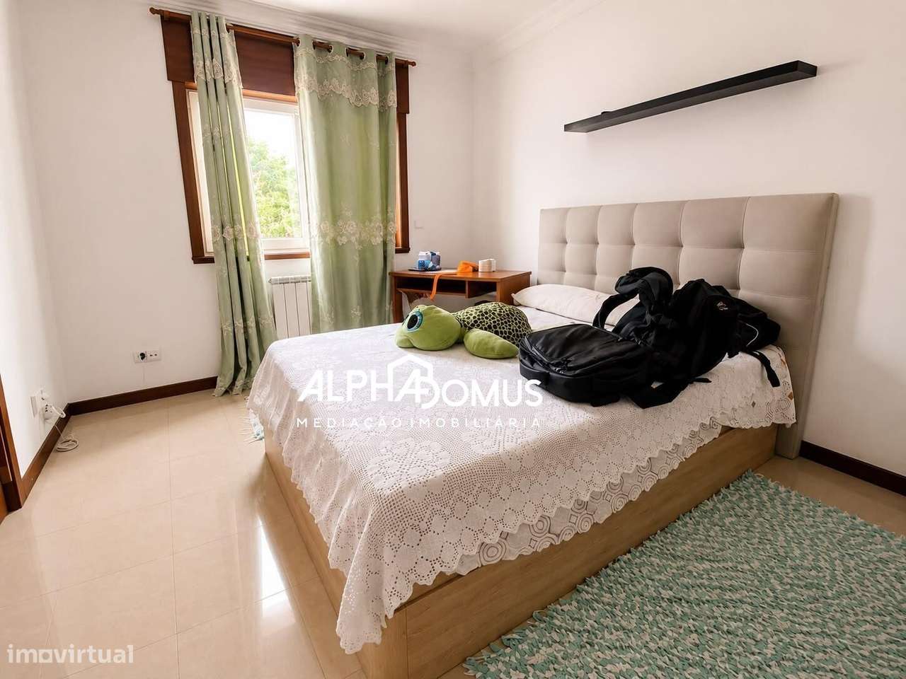 Moradia T4 com Suite, Sotão, Garagem e Espaço Exterior em Valença-19