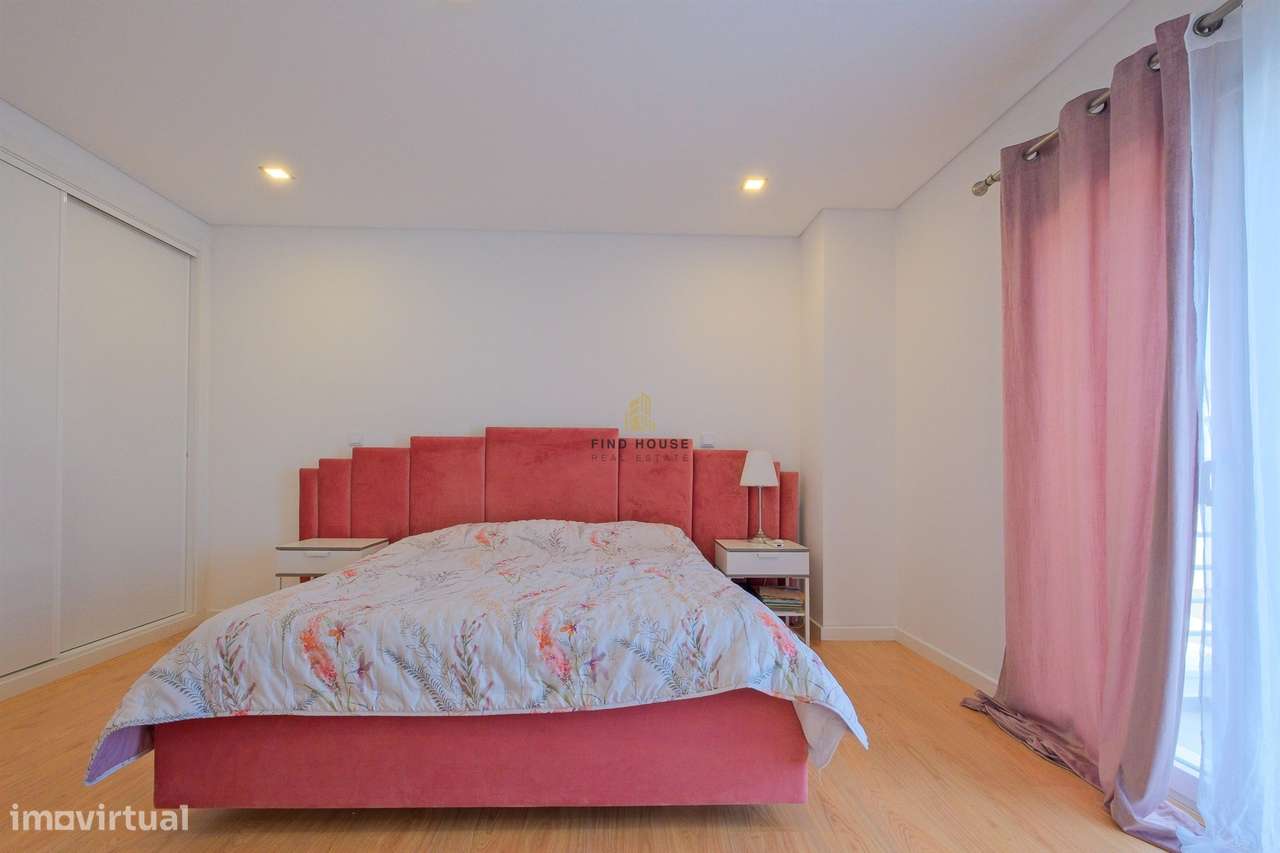 Moradia T3 com piscina, jardim e garagem box, na Caparica-27
