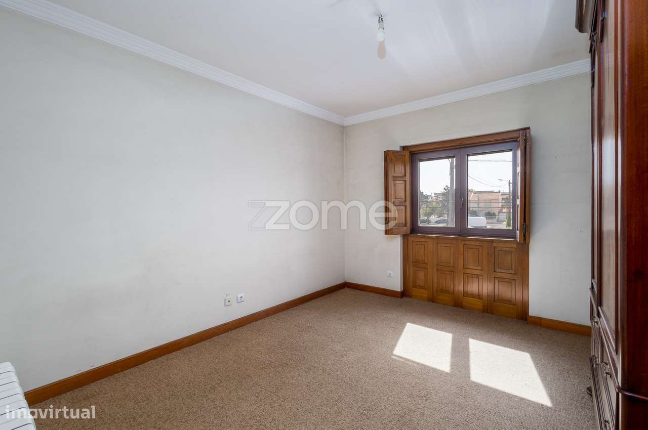 Moradia T4 (espaçosa) em Casais de Mem Martins-21