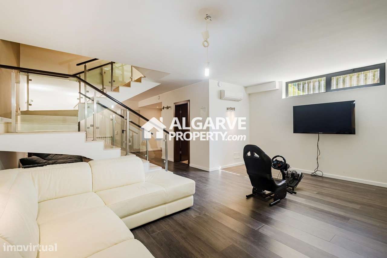 Moradia moderna V6 em condomínio com piscina. Perto de Vilamoura e pra-19