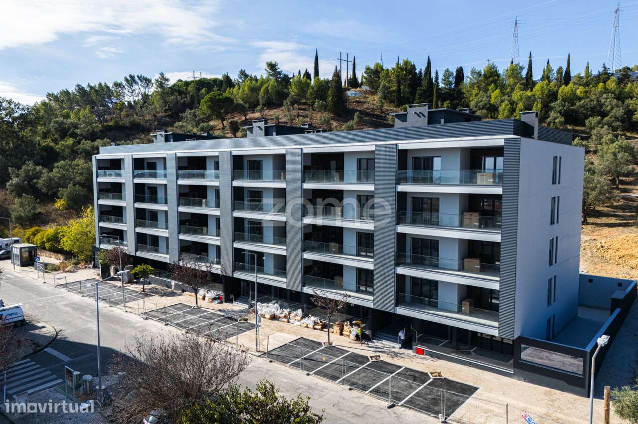 T2 COM FABULOSO TERRAÇO, VARANDA E GARAGEM PARA 2 CARROS - Grande imagem: 2/18