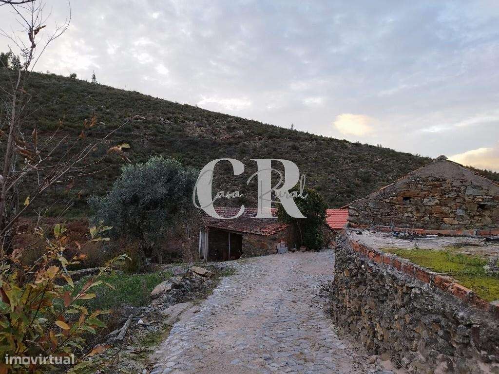 Moradias em pedra, para recuperar, a confrontar com ribeira em Oleiros - Grande imagem: 5/60