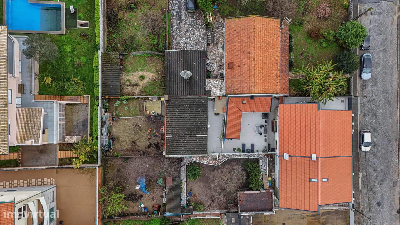 Moradia T4+1 renovada com anexo e jardim em Canidelo-18