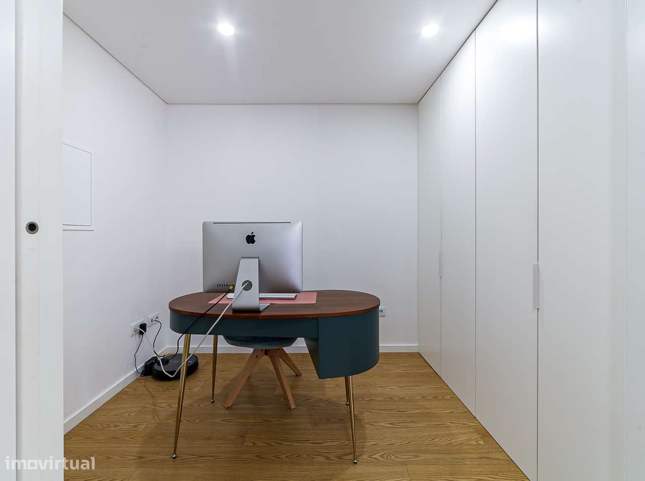 Exclusivo apartamento T3+1 seminovo, com 190m2, três frentes e box-3