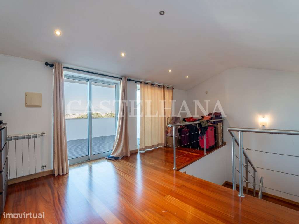 Moradia T4+1 com jardim, terraços e garagem privada, próxima a Mari...-7