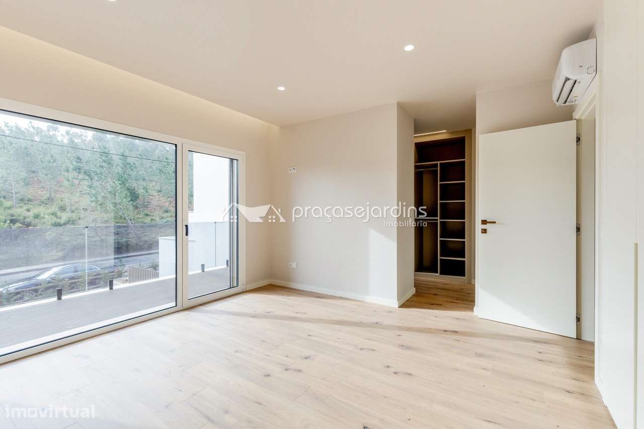 Moradia T3 de Arquitetura Moderna com Jardim e Garagem-8