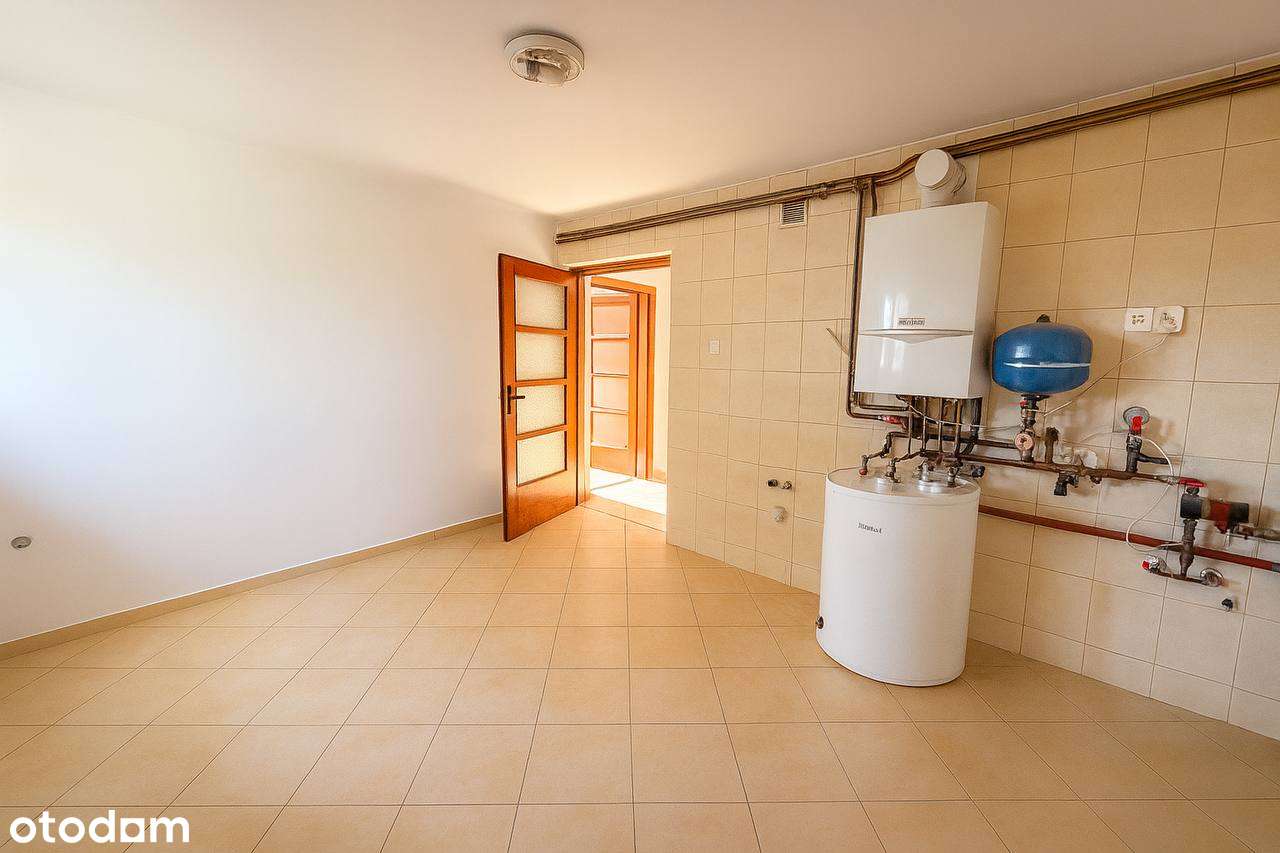 Połowa domu z dwoma niezależnymi kondygnacjami, garażem i działką-9