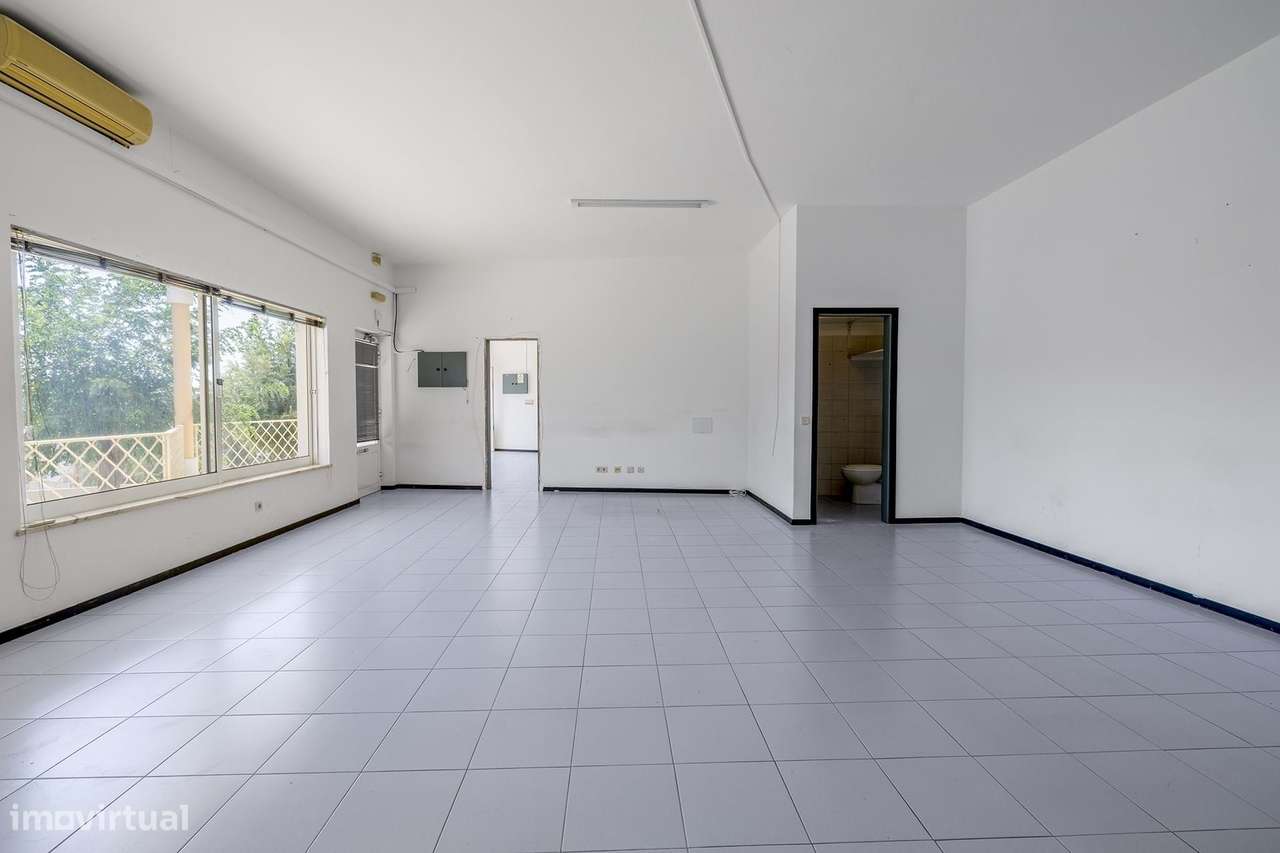 LOJA COMERCIAL COM EXCELENTE EXPOSIÇÃO PARA VENDA EM LAGOS - Grande imagem: 4/14