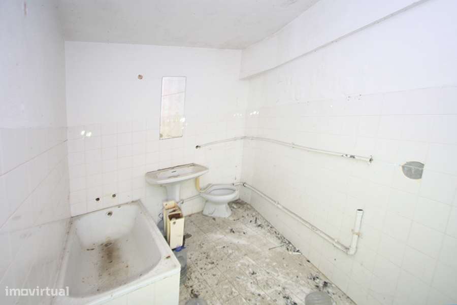 Prédio para recuperar, 3 pisos, cave e pequeno logradouro, C da Rainha-17