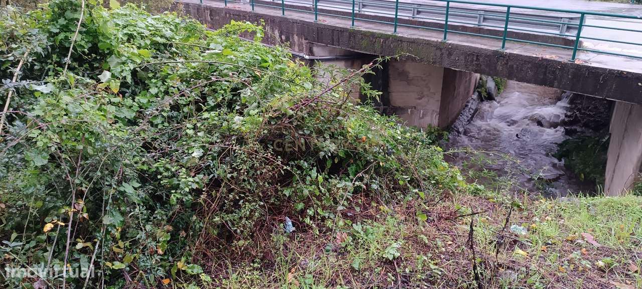 Grande moradia em ruina com terreno junto ao ribeiro, para reconstruçã - Grande imagem: 4/6