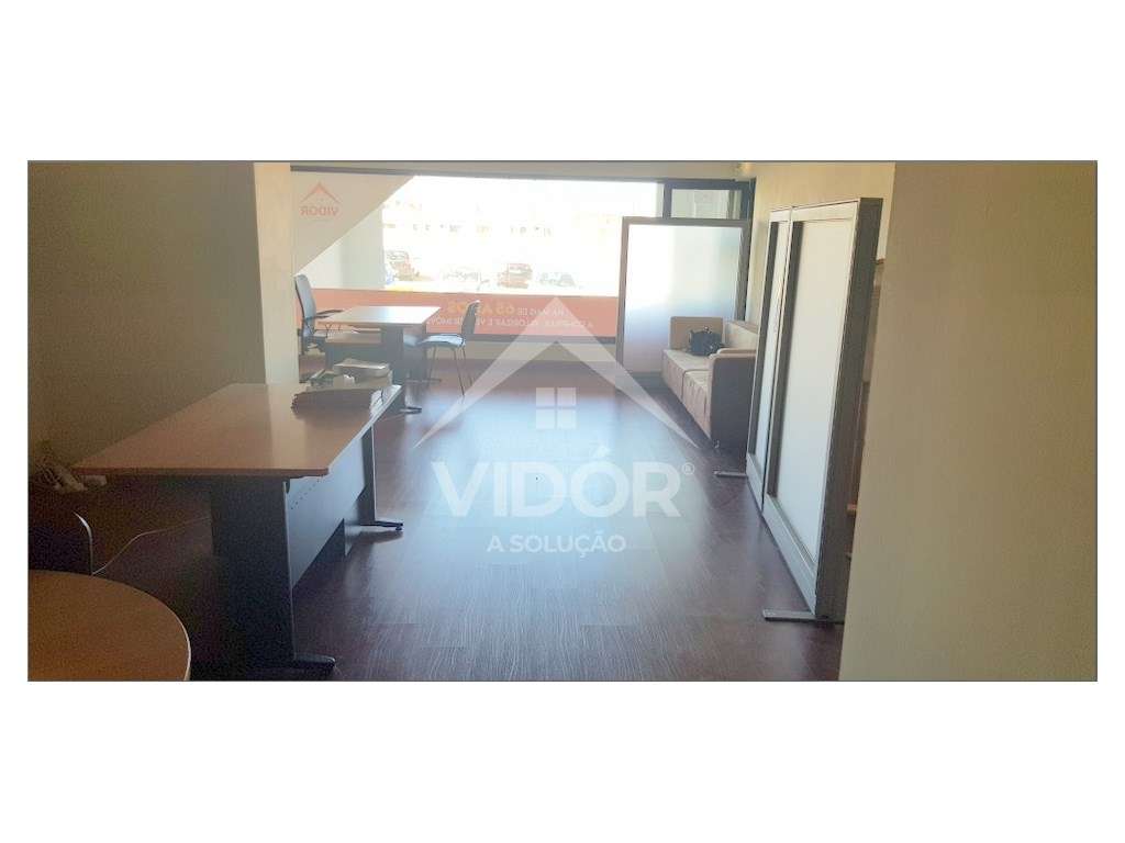 Loja em Matosinhos c/ montra e lugar de garagem - Circunvalação - Grande imagem: 2/10