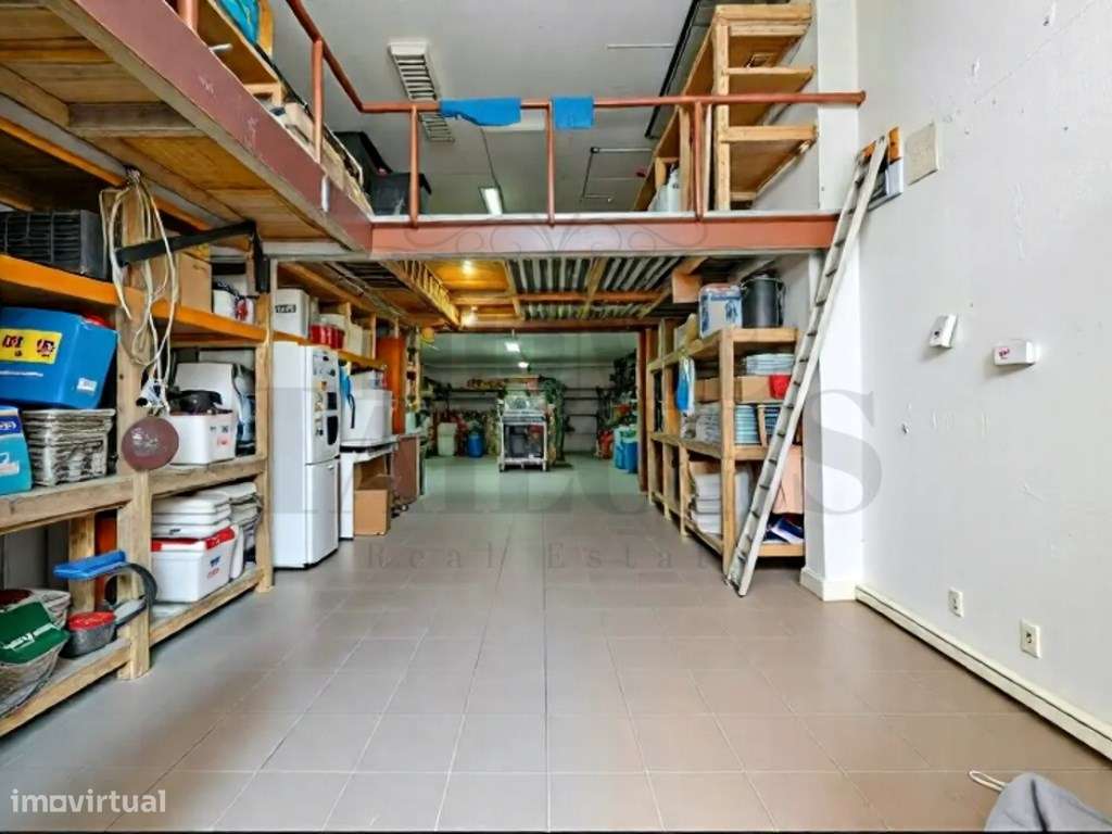 Armazém com potencial para loft em Campo de Ourique - Grande imagem: 2/16