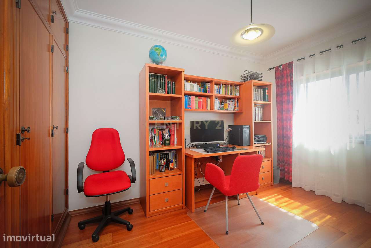 Moradia T5 em Carcavelos — Espaço, Conforto e Localização Privilegiada-27