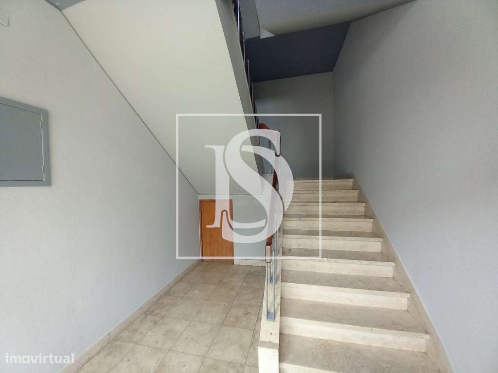 Apartamento T2 Remodelado no Coração do Montijo-1