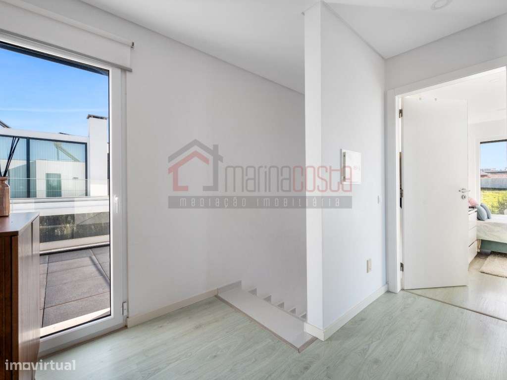 Moradia de Luxo T3 com Piscina e Vista Mar-29