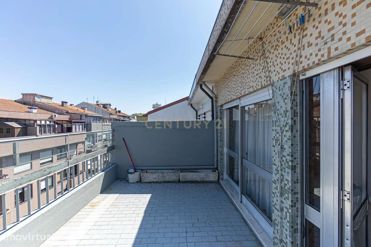 Apartamento T2+1 com Terraço na Prestigiada Rua da Alegria-9
