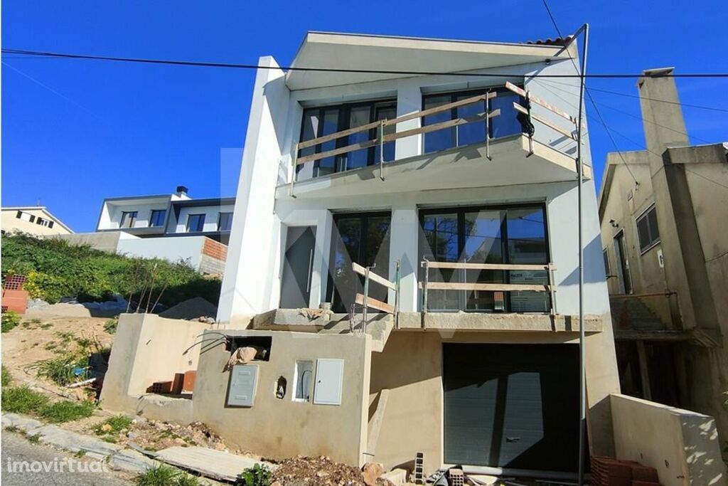 Moradia geminada T3 em construção no Bairro Girassol em Odivelas