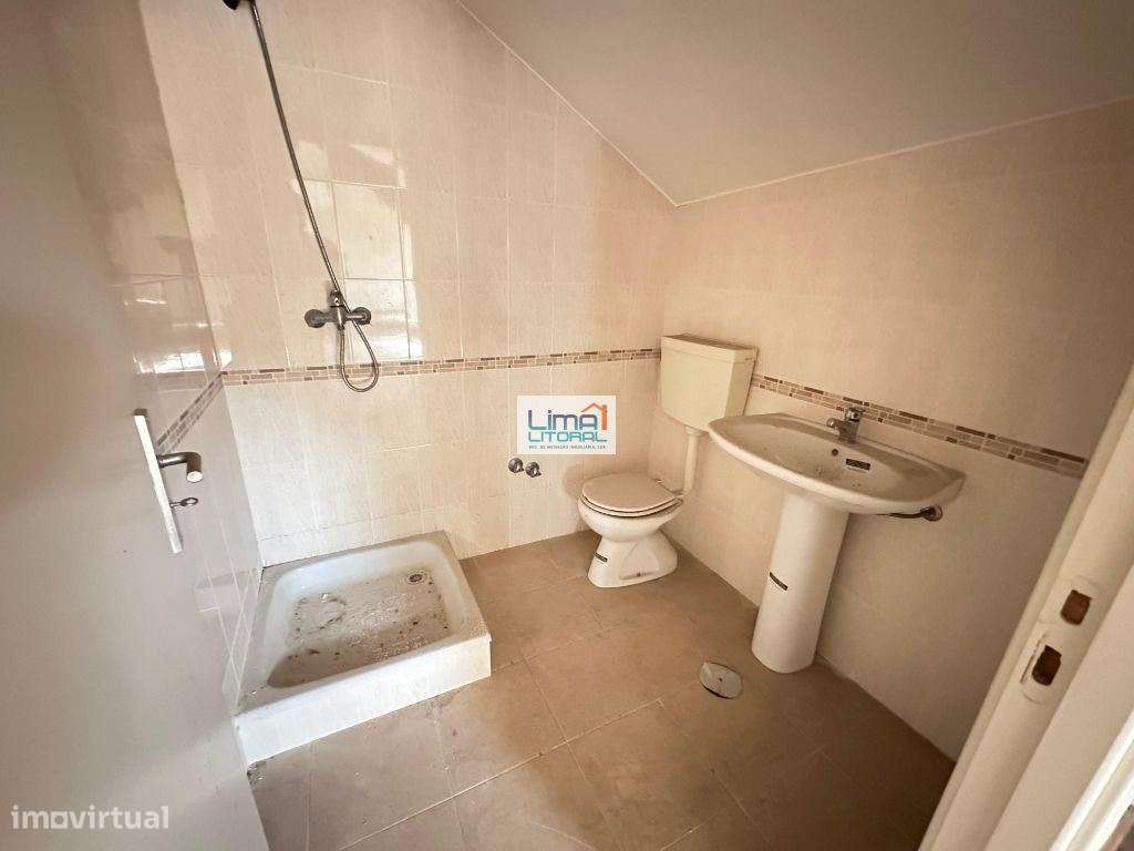 Prédio devoluto para habitação e comércio - Zona Histórica de Leiria-25