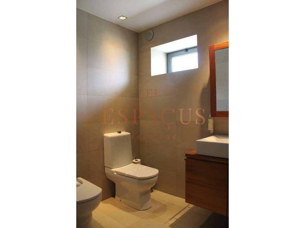 Moradia V4 com Vista Mar - Um Refúgio de Conforto e Elegância-24