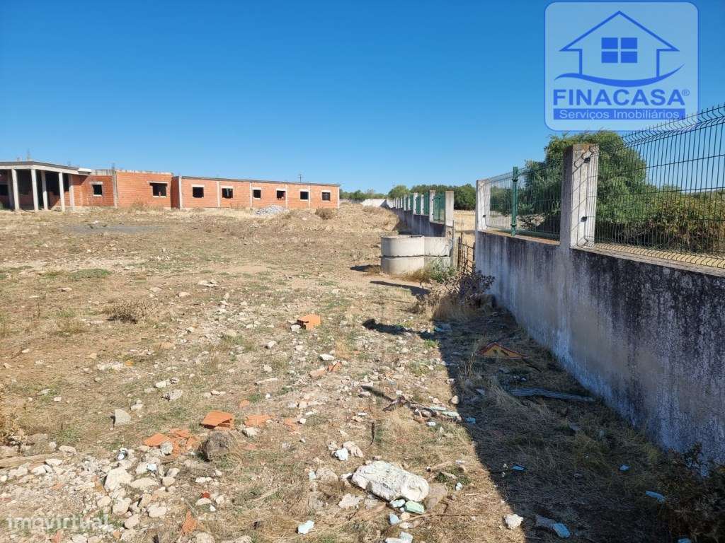 Terreno com moradia situado numa zona sossegada - Brejos(Elvas)-6