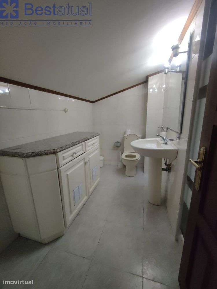 Moradia T4  C/Sótão + 1 Habitação T 3 - J/MC Donalds-57