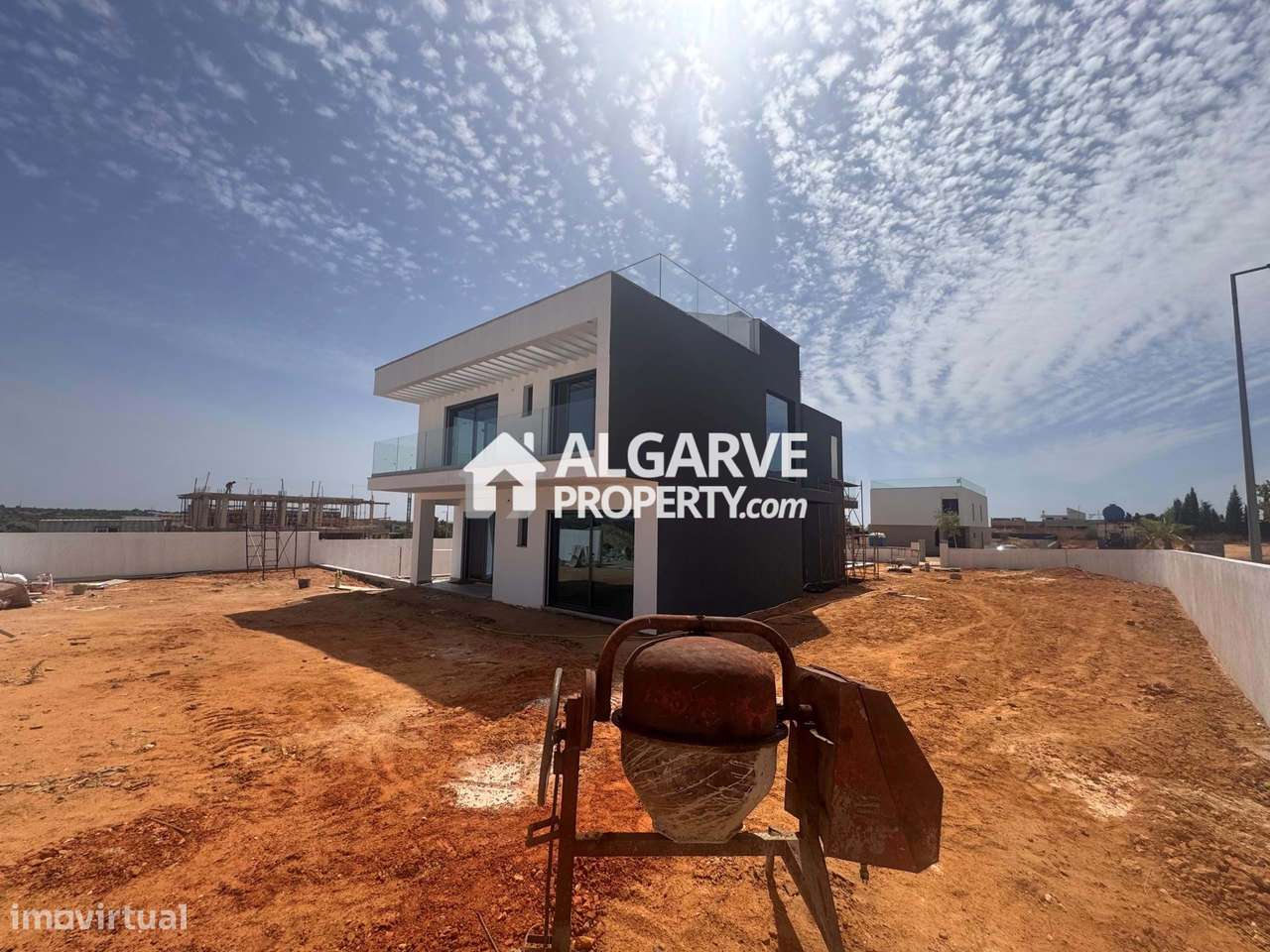 Moradia de Luxo T4 com Piscina e Vista Mar na Guia, Algarve-23