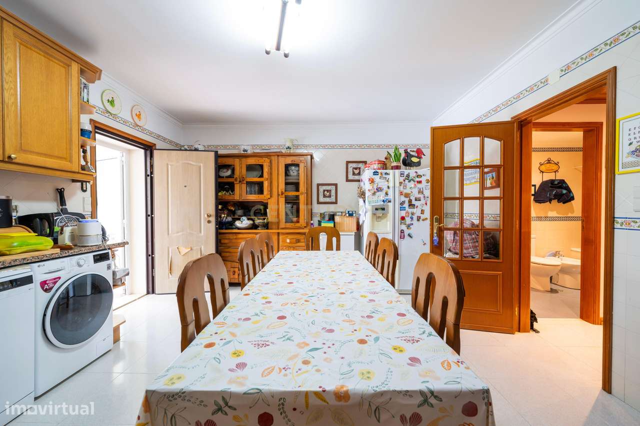 Moradia, com 5 quartos, em Pinheiros de Azeitão, Setúbal - garagem e p-6
