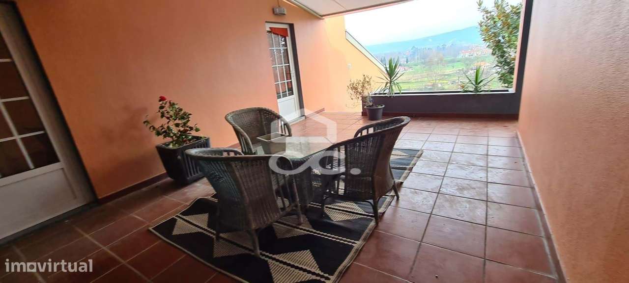Vivenda de luxo com piscina e vistas deslumbrantes a minutos do centro-14