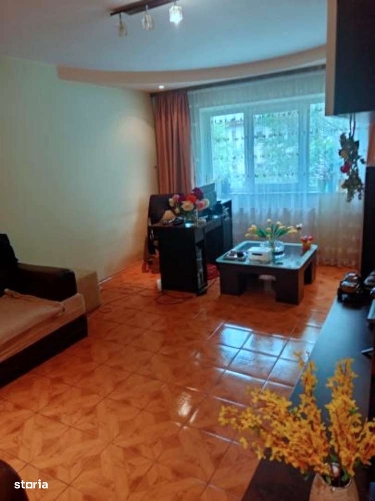 Bd. Basarabia - 3 cam, suprf. 69 mp, decom, mob/util,bloc reabilitat - Imagine principală: 4/7