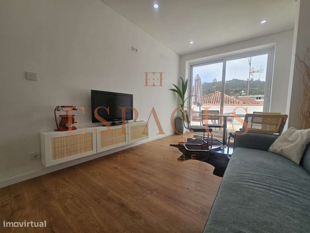 Apartamento T2 com Terraço no Coração do Centro Histórico-0