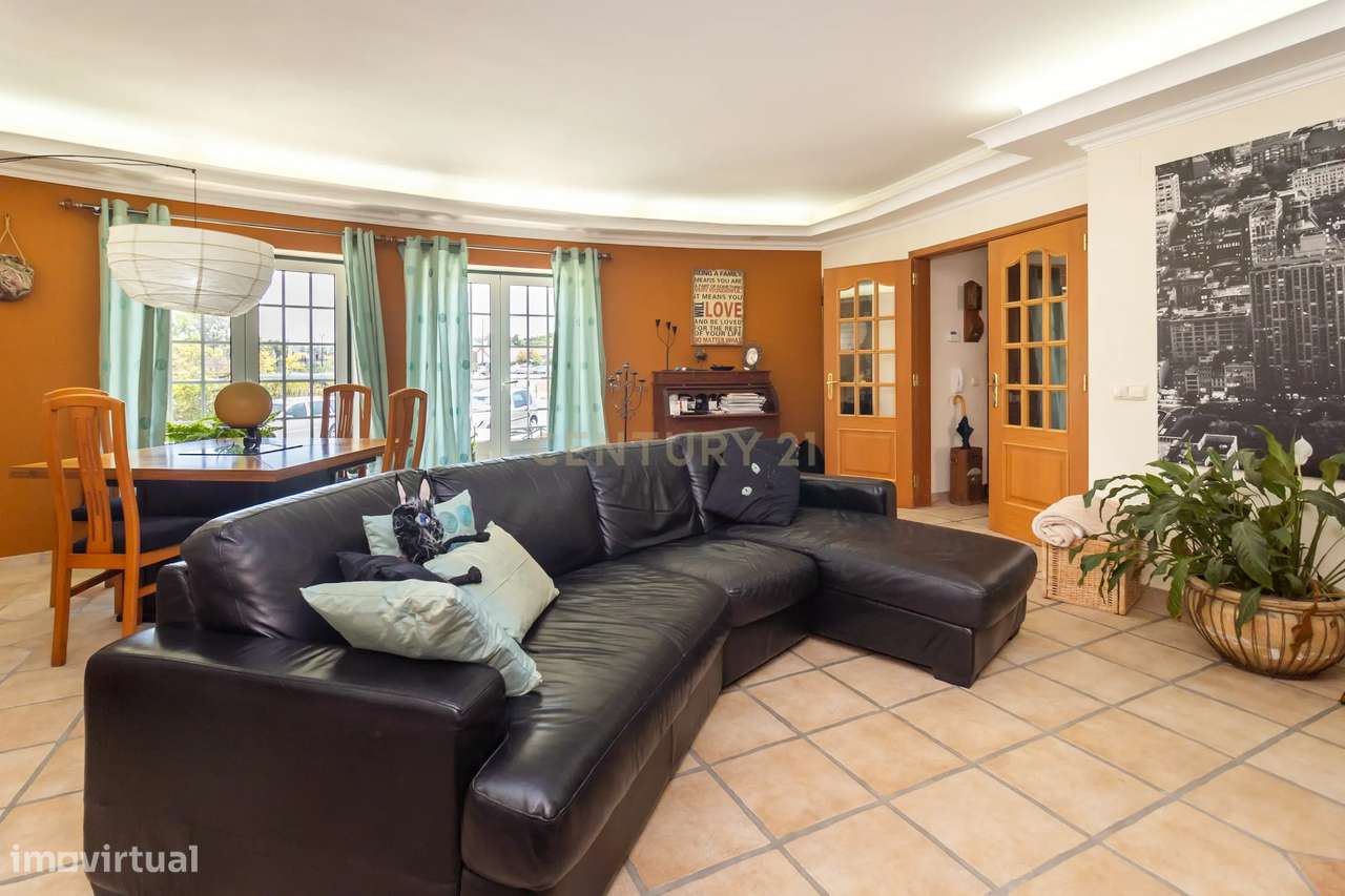 Moradia duplex de 5 assoalhadas com cave em Azeitão - Grande imagem: 4/55