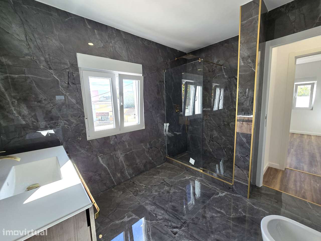 Fantástica Moradia T2 Totalmente Renovada, Independente em Setúbal-26