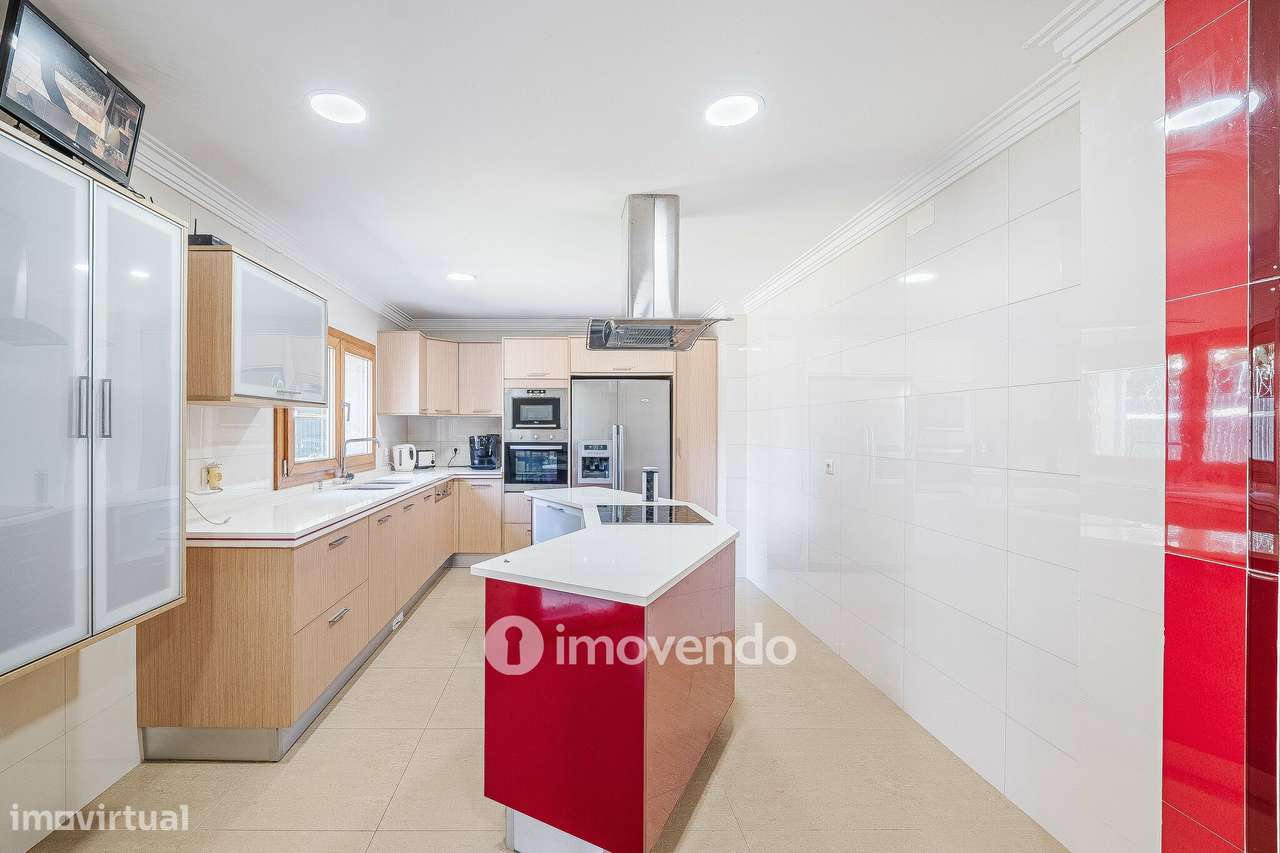 Moradia T4, com condomínio com piscina, em Almargem do Bispo-14
