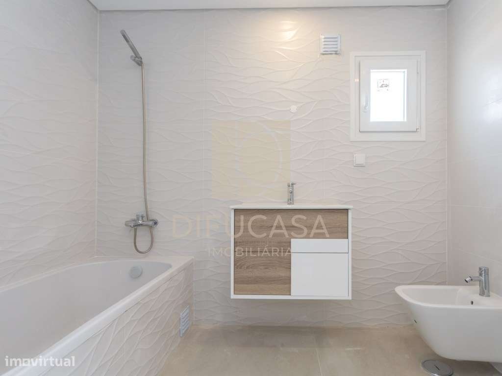 Moradia Com Garagem e Piscina Pronta a Habitar-27