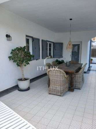 Villa de luxo impecavelmente apresentada com piscina e jardins em Tavi-42