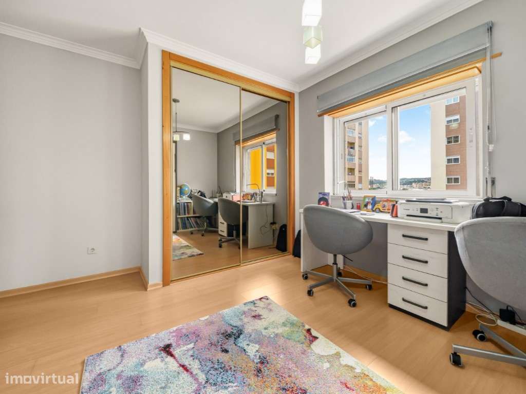 Apartamento T3 com Varanda e Garagem Box, na Quinta da Piedade-16