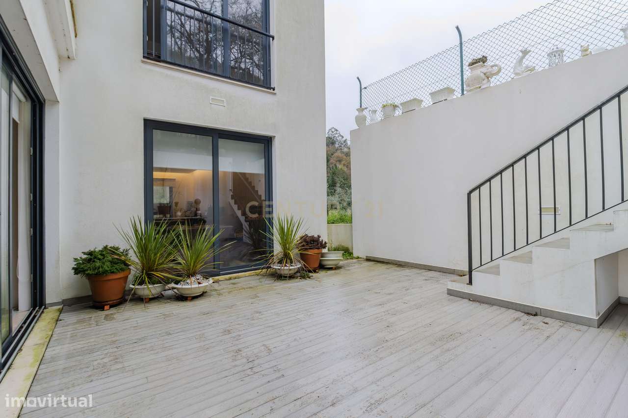 Moradia T3 de arquitetura contemporânea-7