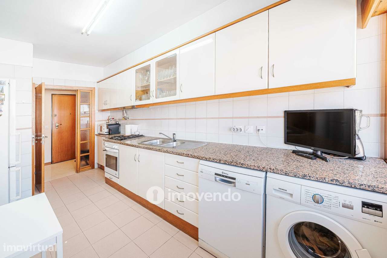 Apartamento T3, com garagem e arrecadação, na Ramada-11