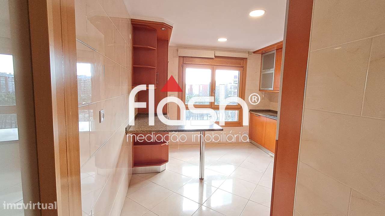 Apartamento T3 com 4 parqueamentos em Odivelas-12