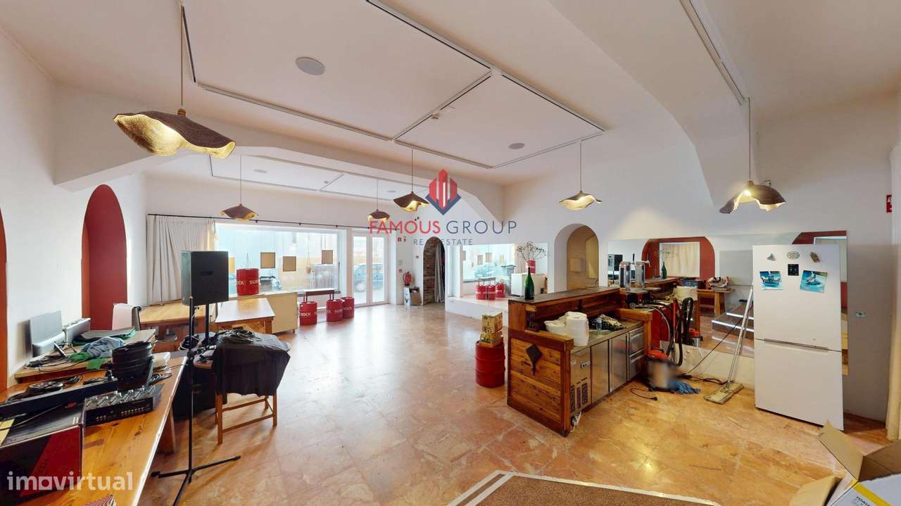 Prédio Histórico com Alojamento Local, Restauração e Espaço...-25